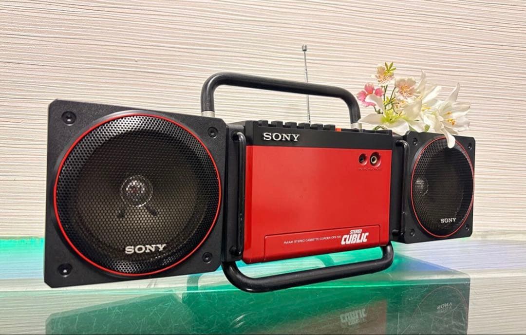 美品ソニーSONY CFS-700 キューブリック 赤 レトロラジカセ　ラジオ