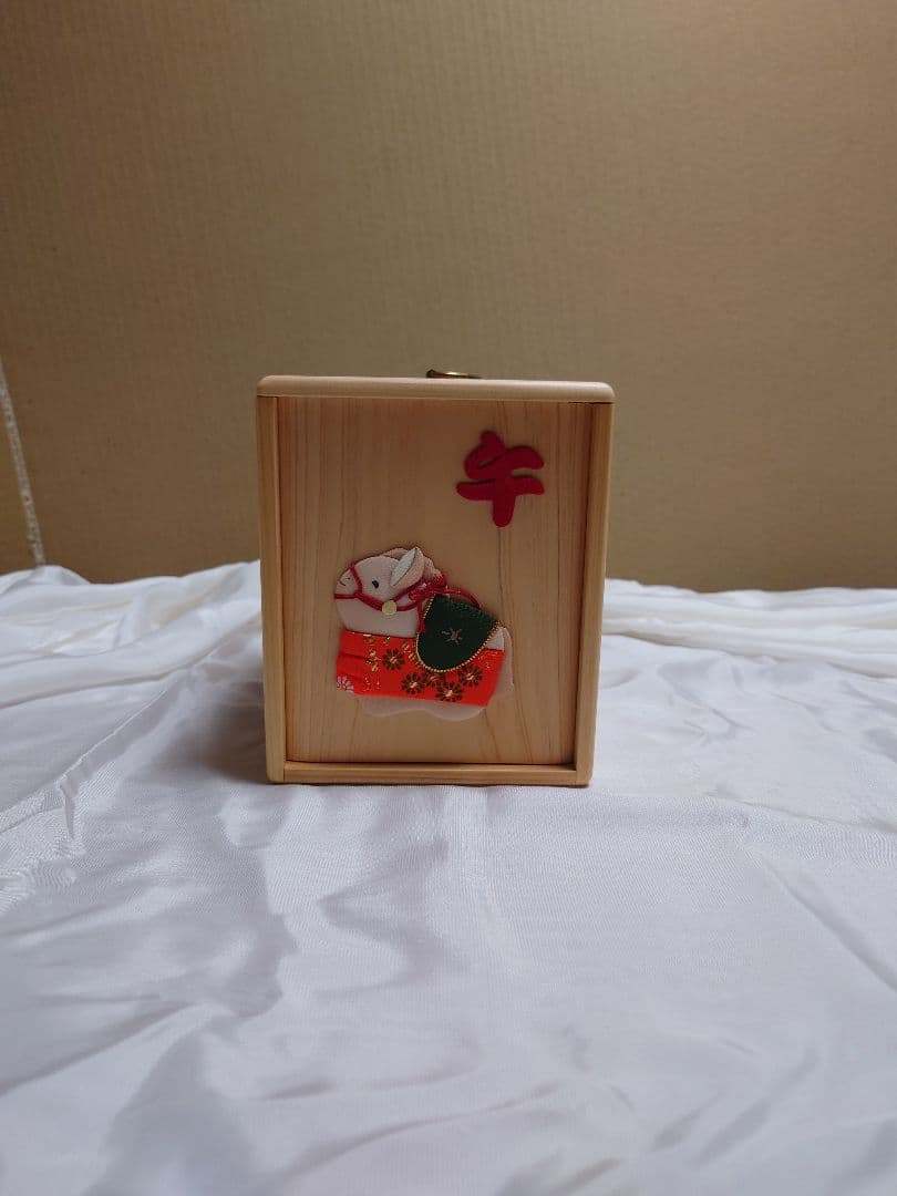 干支の押絵が付いた 伝統的遊山箱