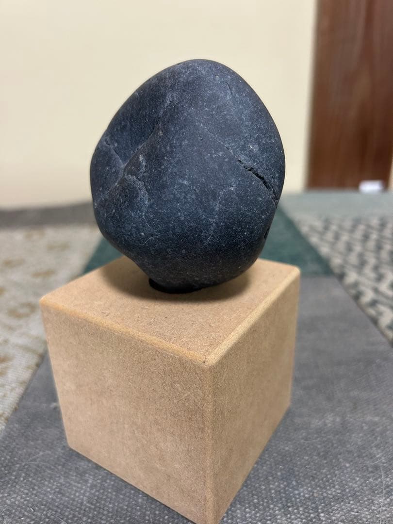 黒い天然石 氣の文字付き(彫刻)