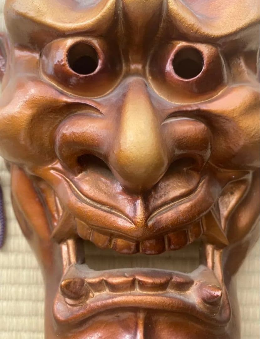 鬼瓦師として知られる七代 錦松によって製作された陶器製（瓦地）の般若面
