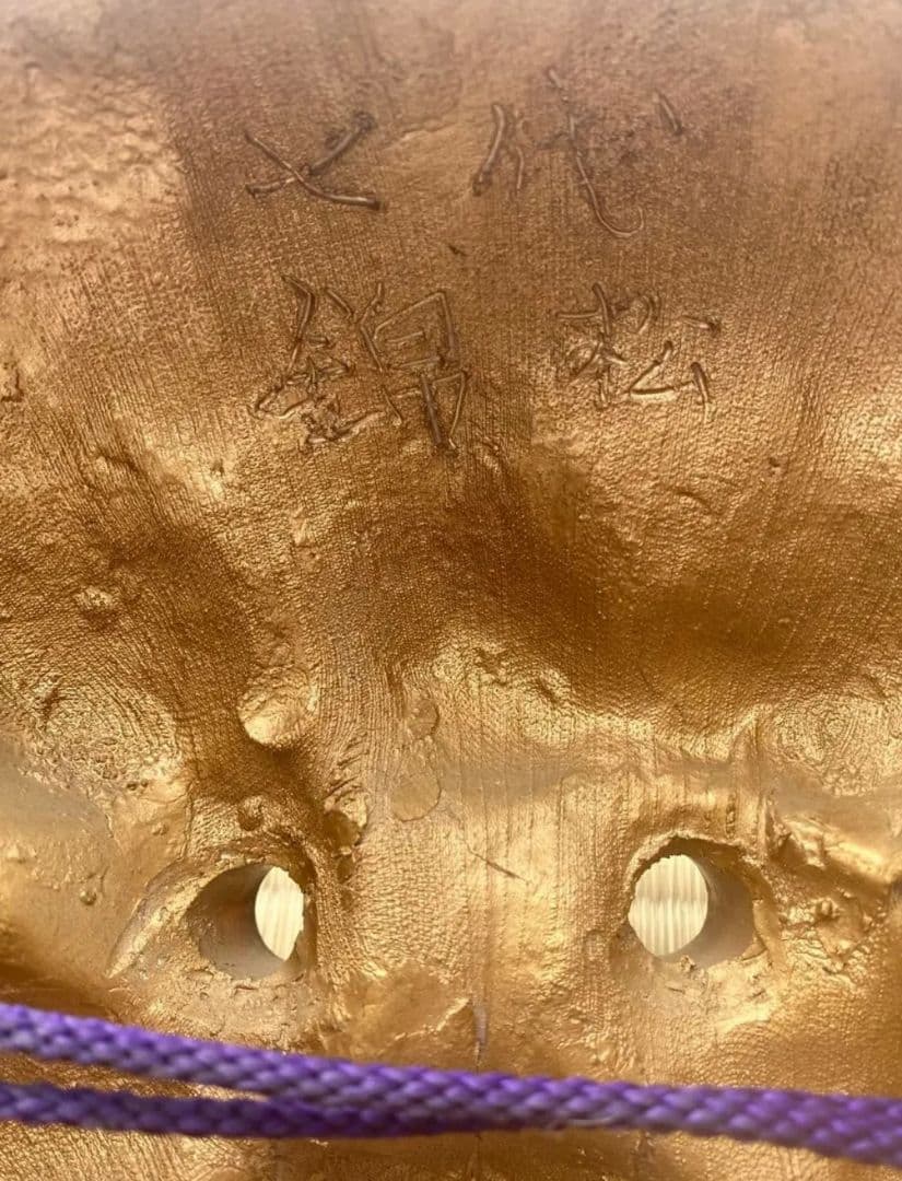 鬼瓦師として知られる七代 錦松によって製作された陶器製（瓦地）の般若面