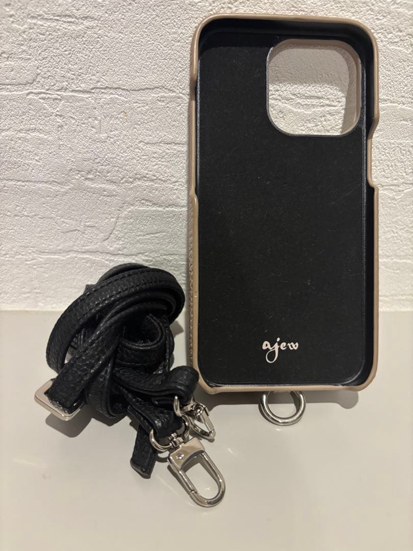 ajew ベージュ iPhoneケース ストラップ付き　13pro