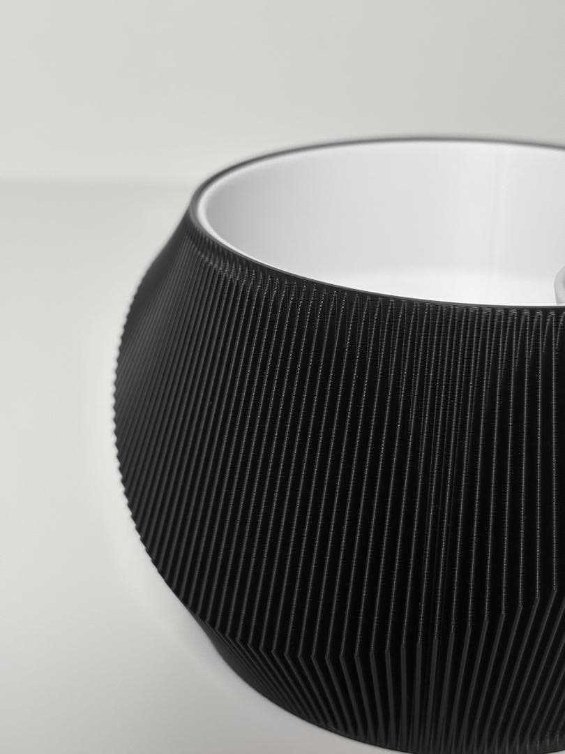 スタイリッシュな黒い植木鉢