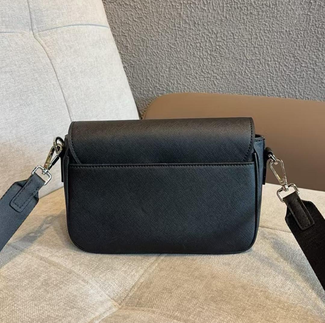 美品-ブラックレザーショルダーバッグ~未使用