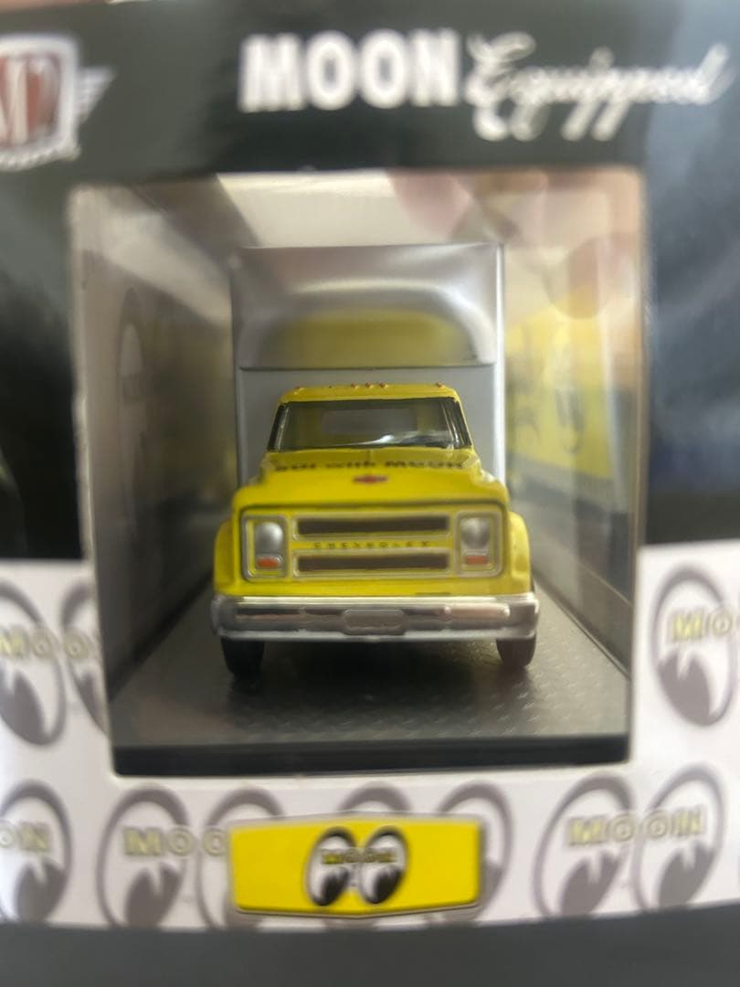 M2 マシーンズ ムーンアイズ　シボレートラックミニカー