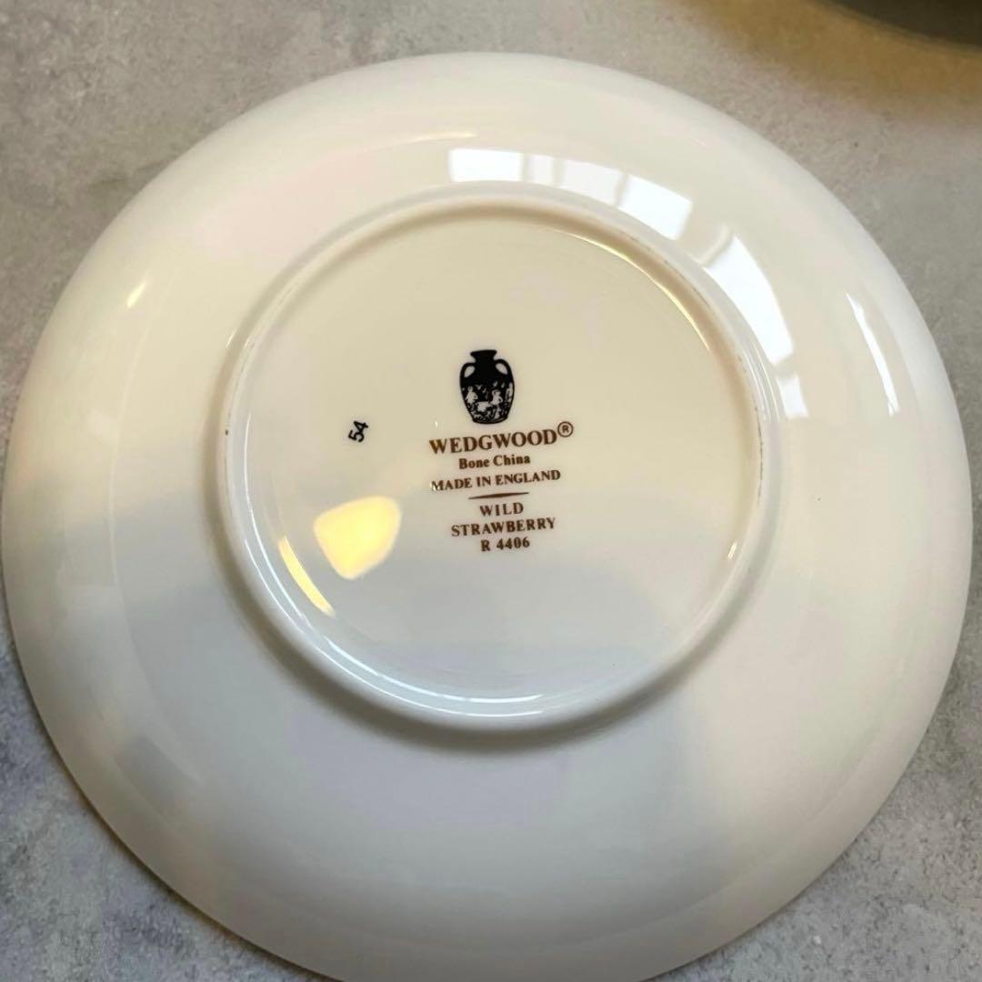 新品ウェッジウッドストロベリーC＆Sペアとサンドイッチ皿1枚のティータイムセット
