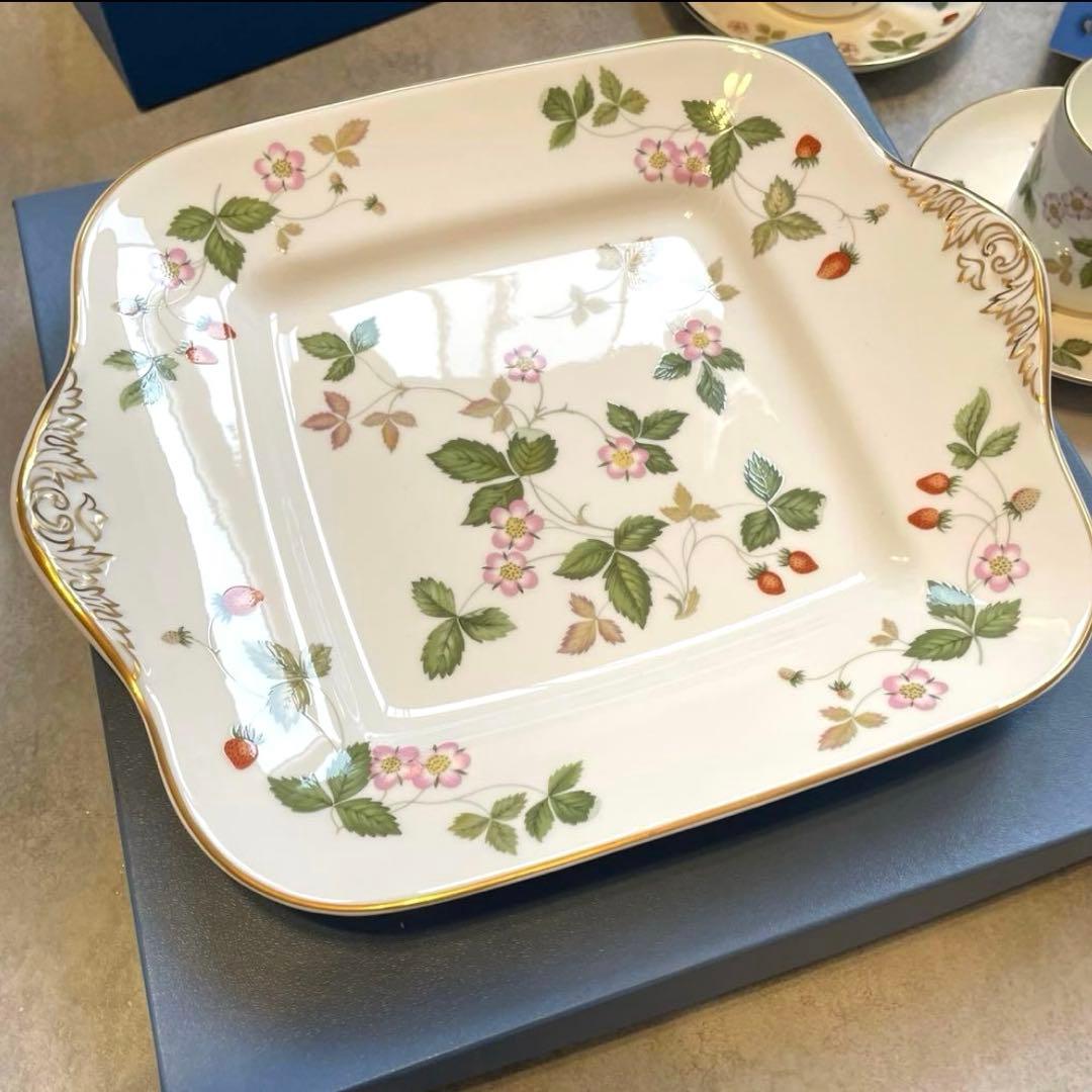 新品ウェッジウッドストロベリーC＆Sペアとサンドイッチ皿1枚のティータイムセット