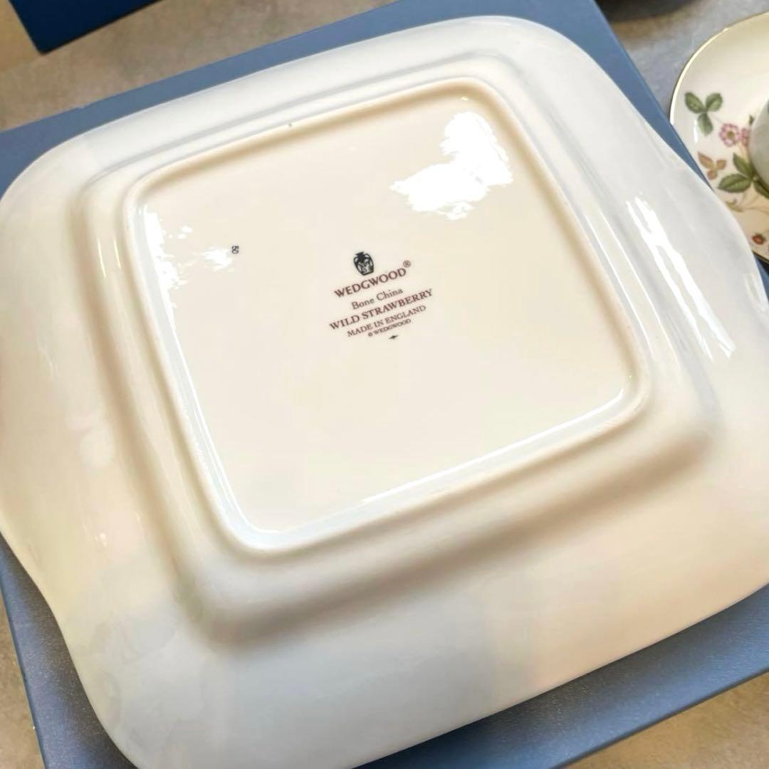 新品ウェッジウッドストロベリーC＆Sペアとサンドイッチ皿1枚のティータイムセット