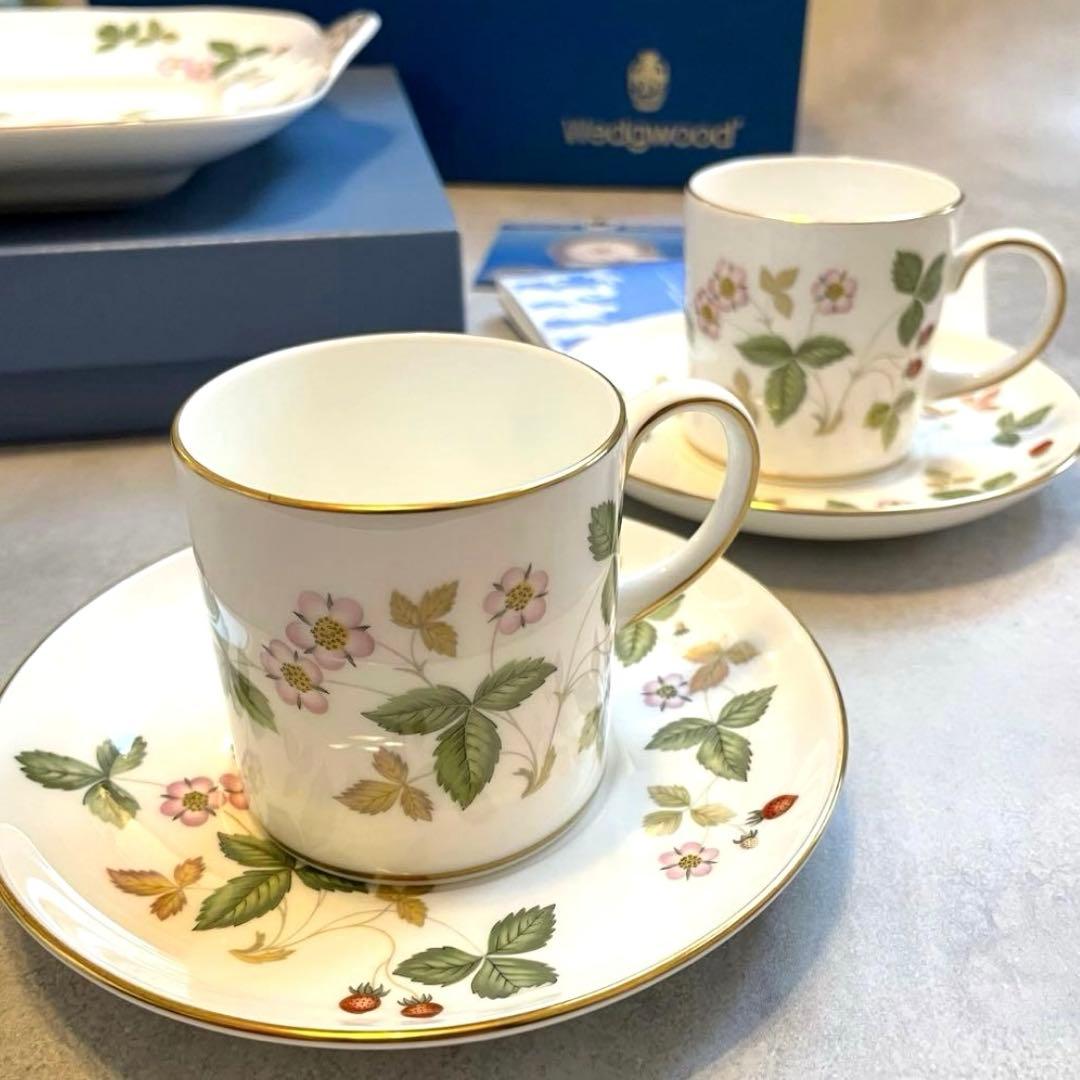 新品ウェッジウッドストロベリーC＆Sペアとサンドイッチ皿1枚のティータイムセット