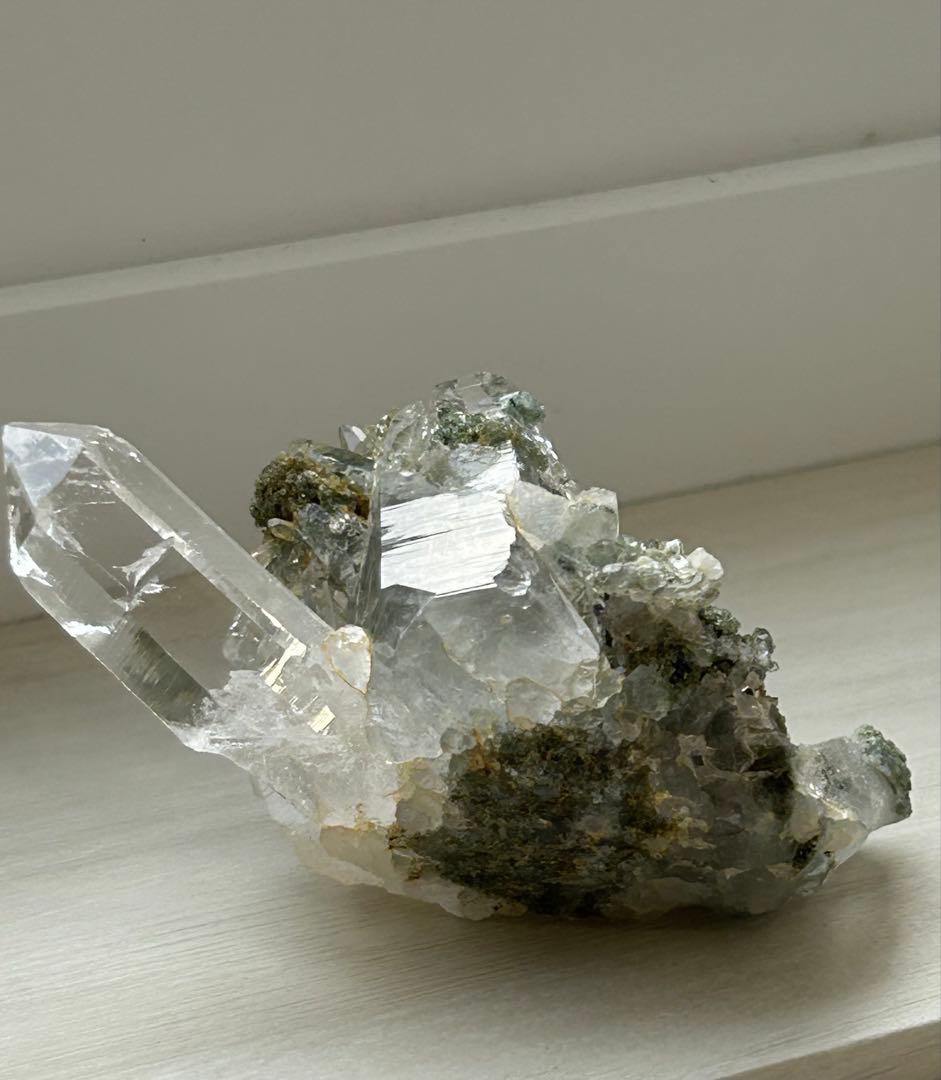 インド　マニハール産 グリーンクローライト共生　光を纏う水晶クラスター