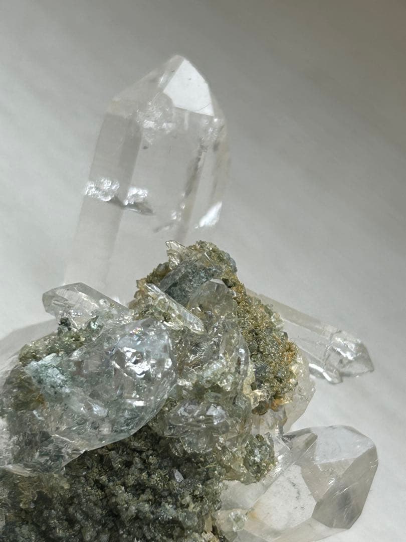 インド　マニハール産 グリーンクローライト共生　光を纏う水晶クラスター