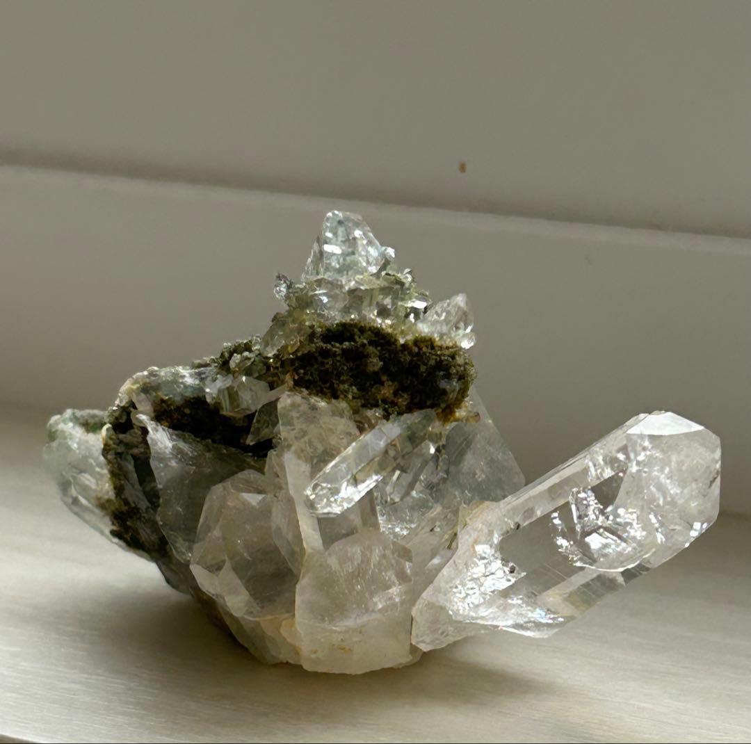 インド　マニハール産 グリーンクローライト共生　光を纏う水晶クラスター