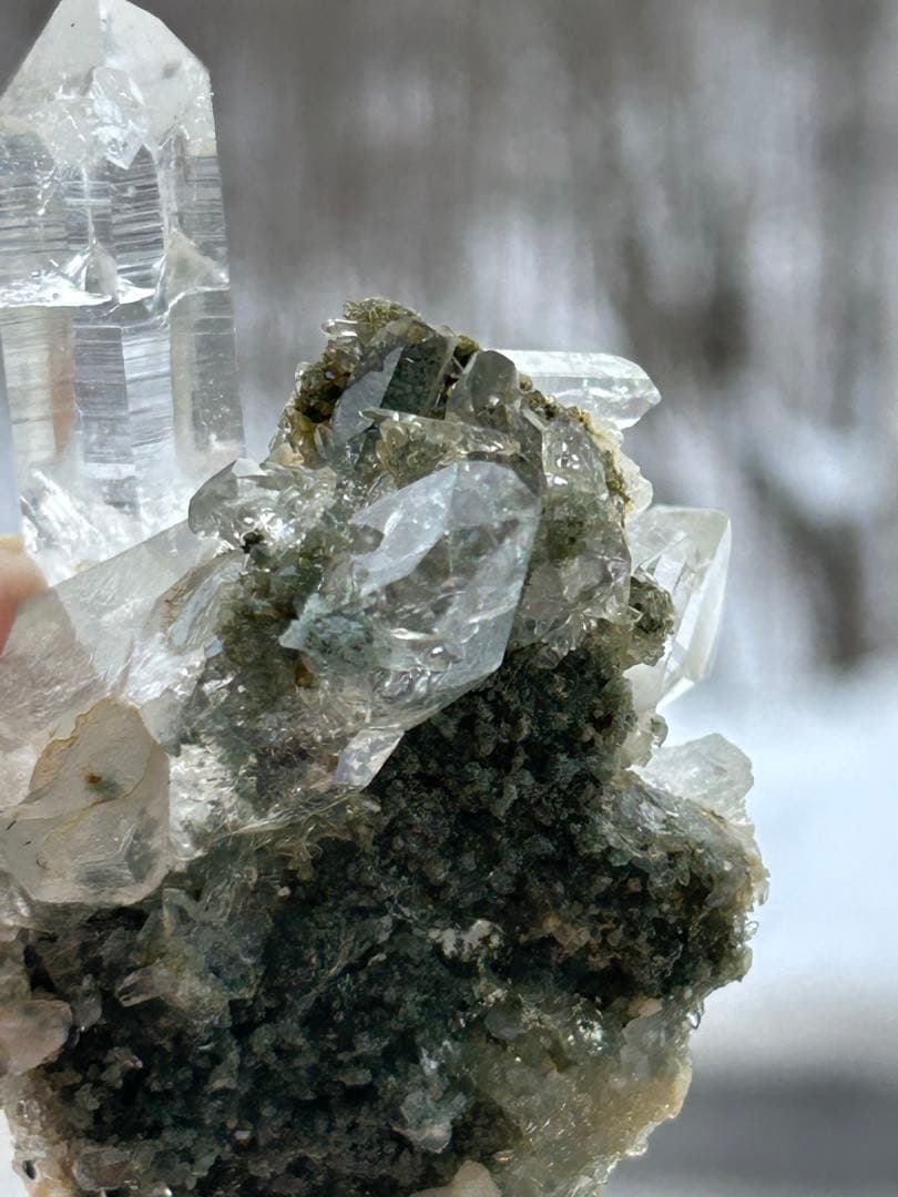 インド　マニハール産 グリーンクローライト共生　光を纏う水晶クラスター