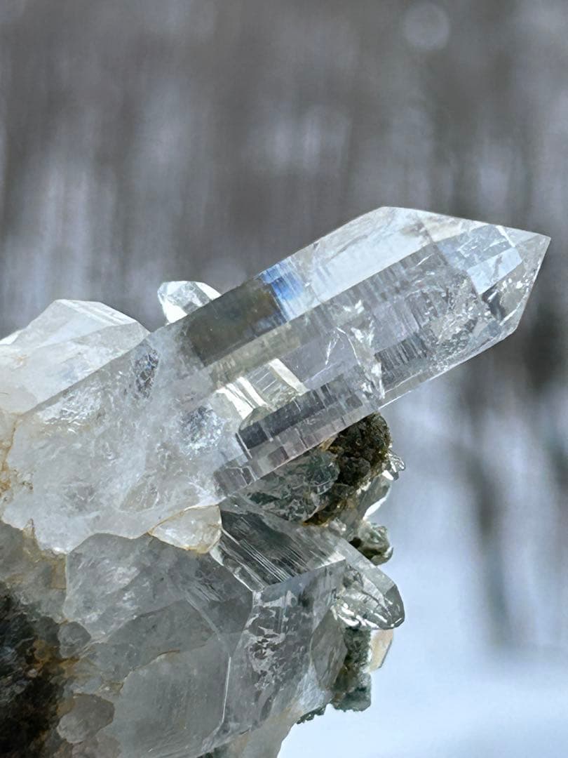 インド　マニハール産 グリーンクローライト共生　光を纏う水晶クラスター