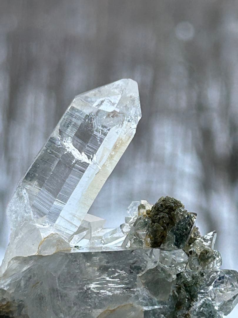 インド　マニハール産 グリーンクローライト共生　光を纏う水晶クラスター
