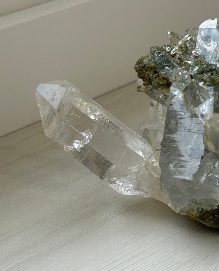 インド　マニハール産 グリーンクローライト共生　光を纏う水晶クラスター