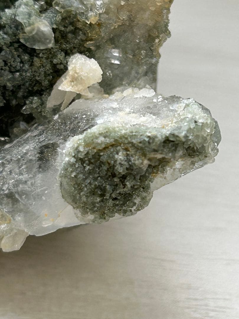 インド　マニハール産 グリーンクローライト共生　光を纏う水晶クラスター