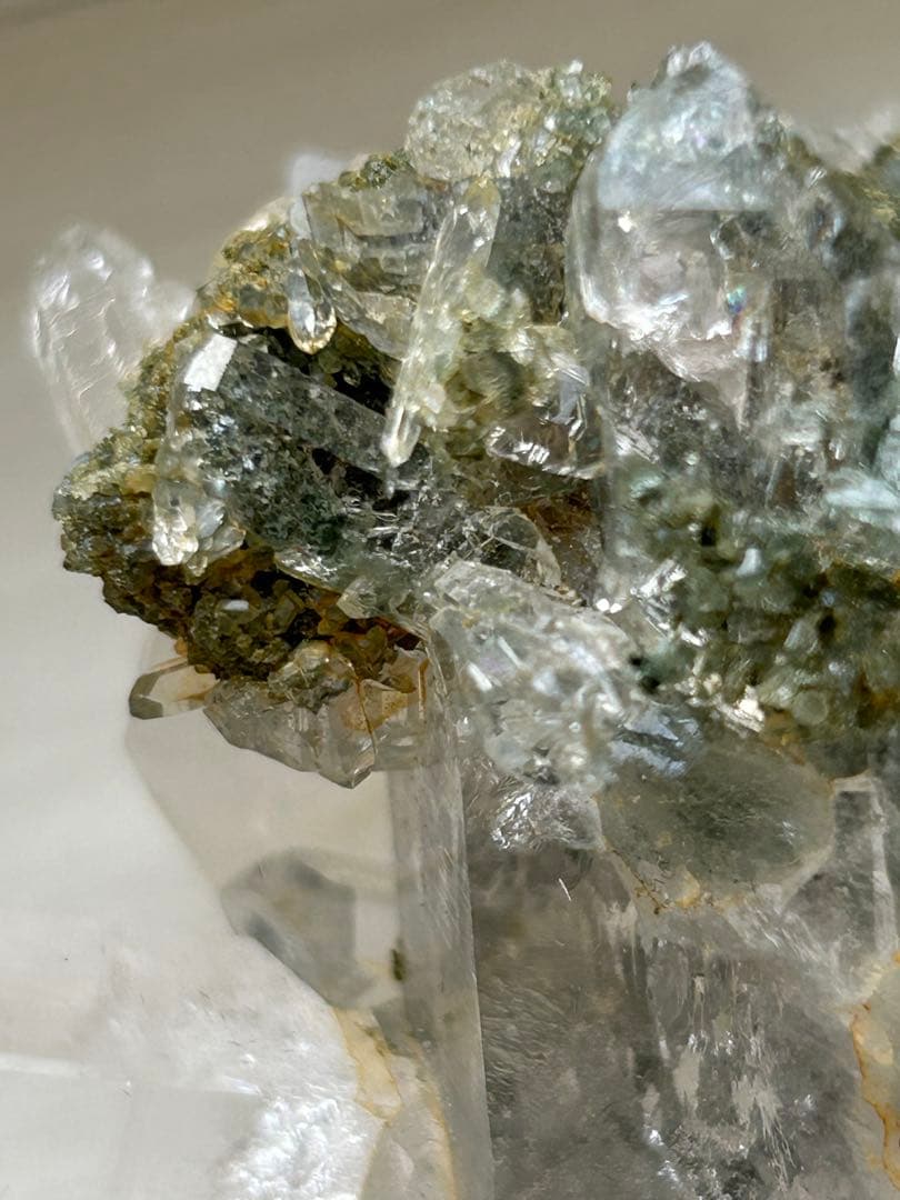 インド　マニハール産 グリーンクローライト共生　光を纏う水晶クラスター