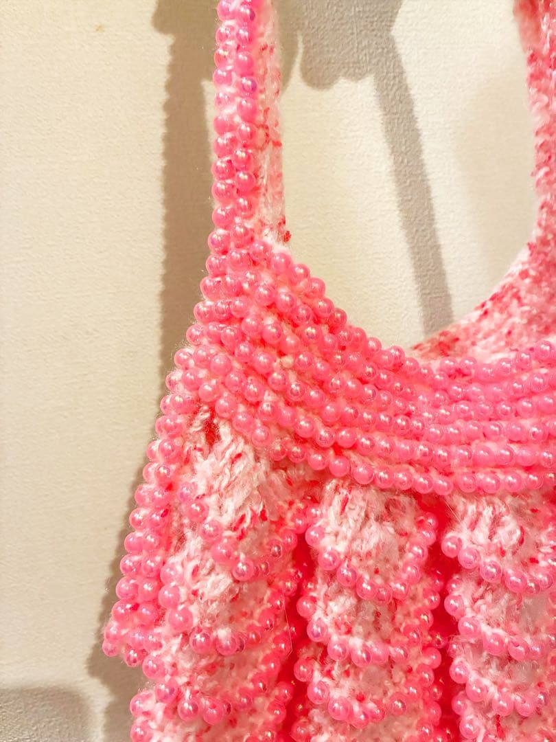 【長財布も入る】つぶつぶいちごのモヘアとパールピンクビーズのハンドバッグ