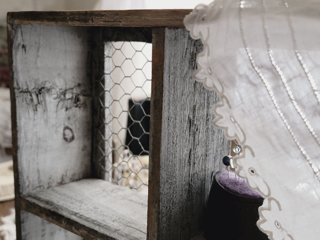 アンティーク　ウッドシェルフ　ウォールラック　アイアンメッシュ　フレンチシャビー