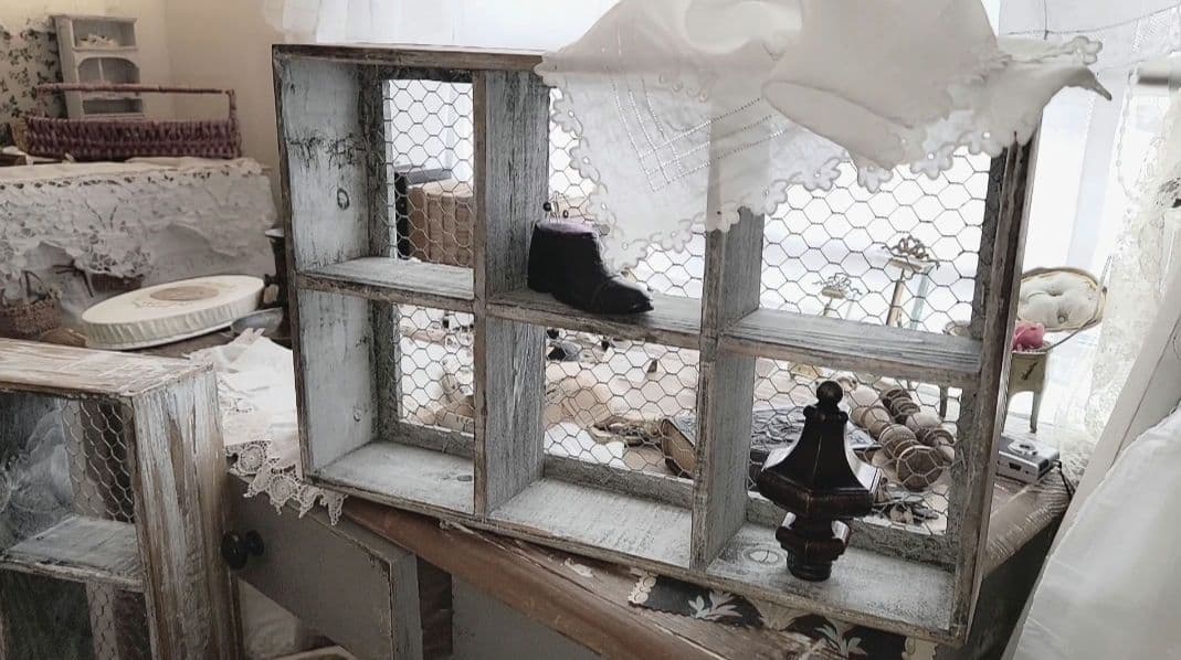 アンティーク　ウッドシェルフ　ウォールラック　アイアンメッシュ　フレンチシャビー