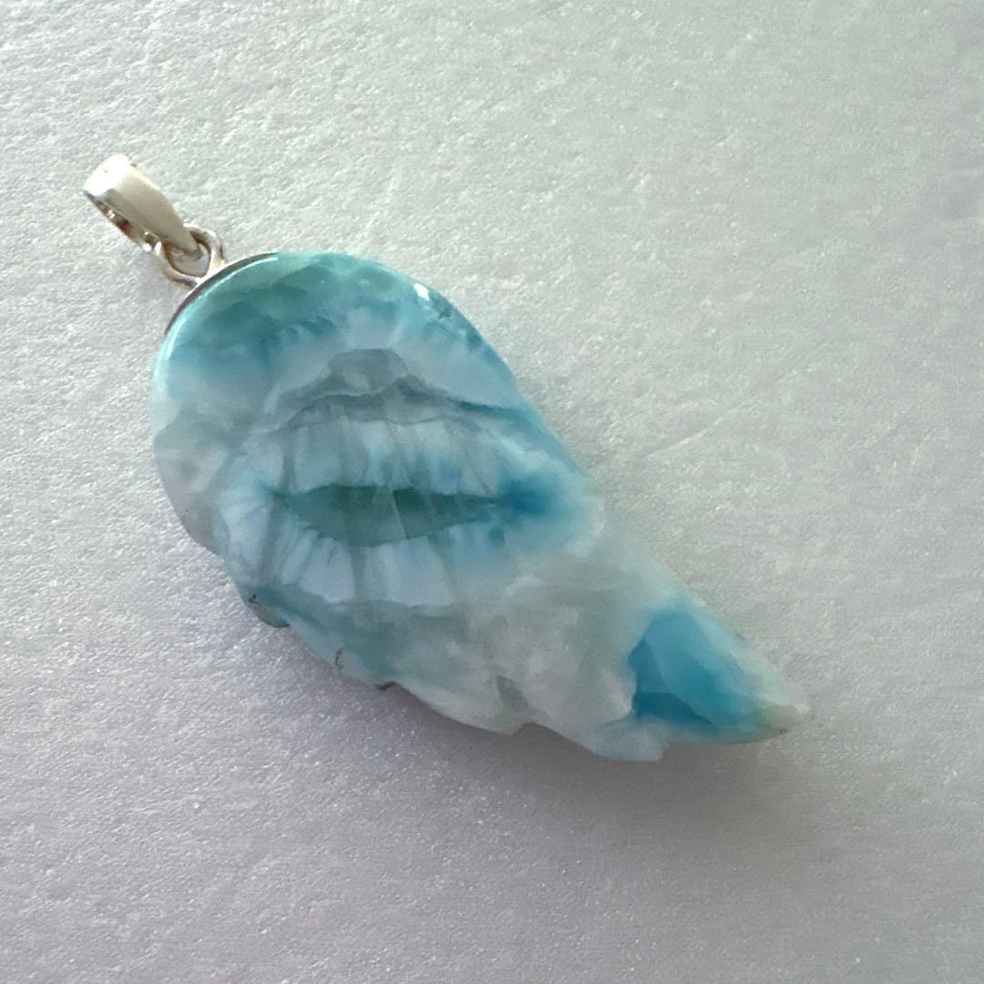 【まるで絵画】　希少天然カラー　高級ラリマー　天使の羽根ペンダントトップ