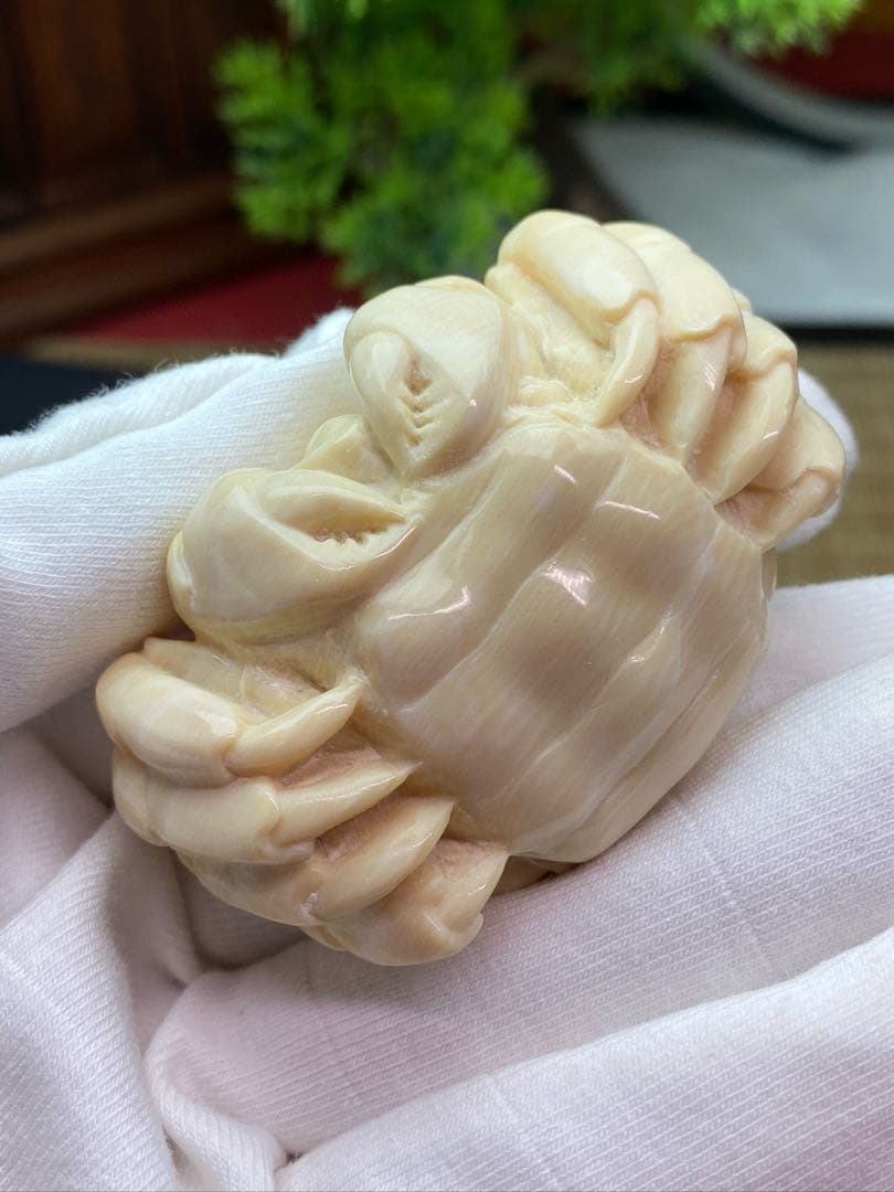 天然マンモス牙美しい手作り彫刻　カニ手遊び　握り物　置物