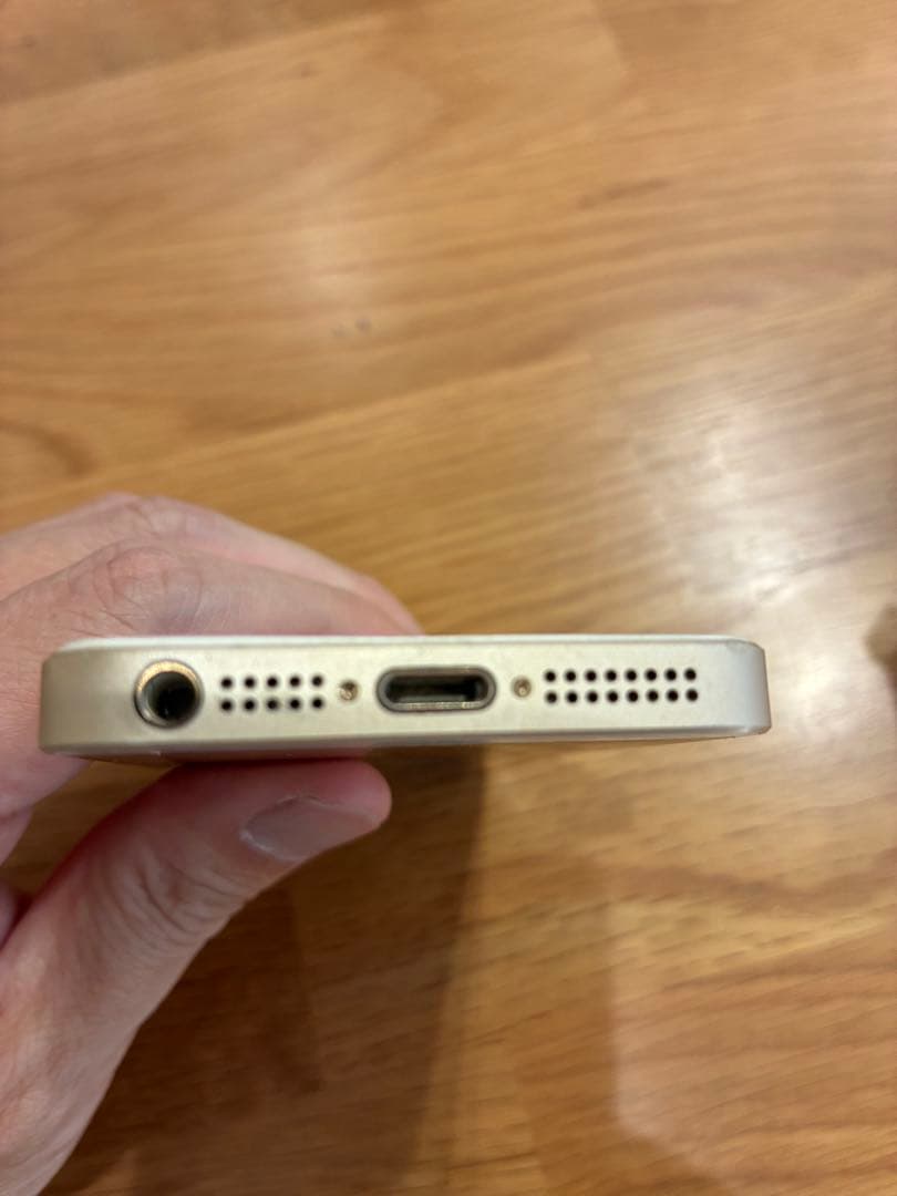 iPhone SE ゴールド　16GB(液晶フィルム、ケース付き)