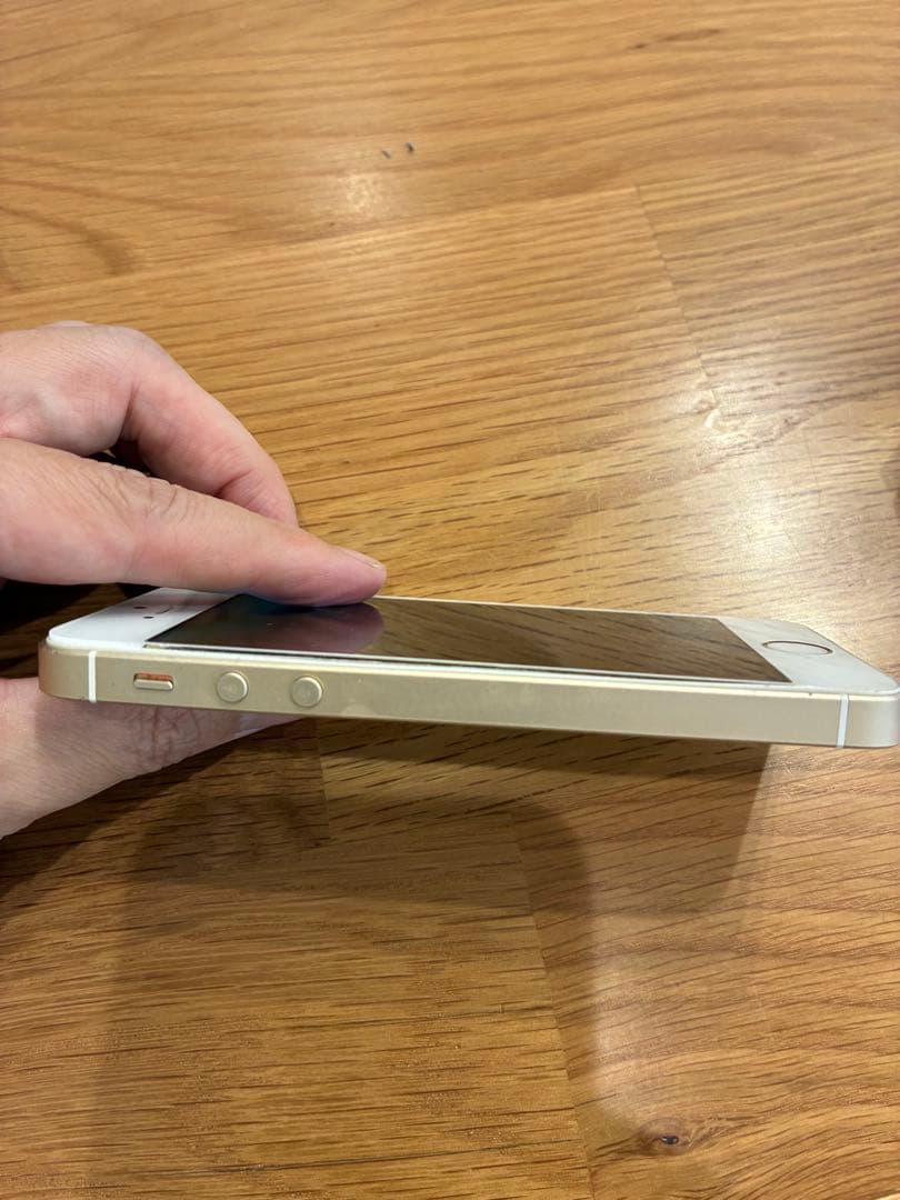 iPhone SE ゴールド　16GB(液晶フィルム、ケース付き)