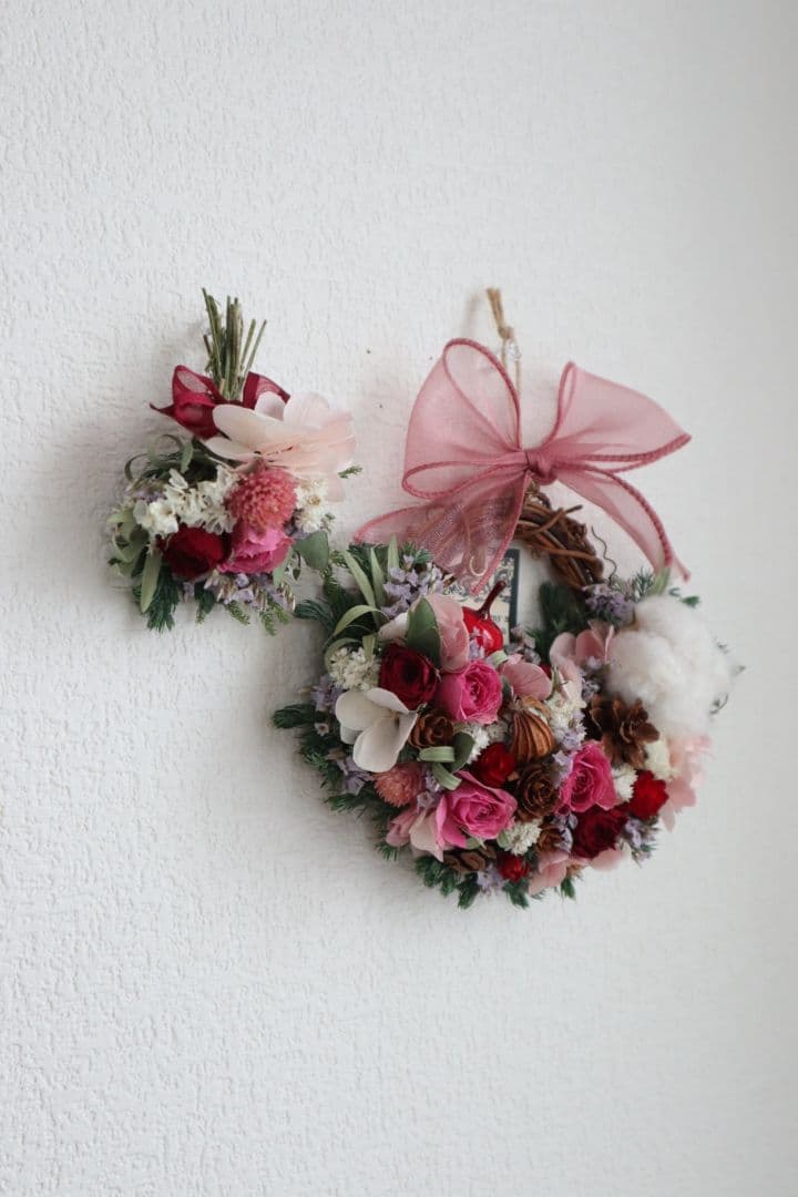 ドライフラワーꕤ︎︎スプレーバラと木の実いっぱい花籠リースꕤ壁飾り