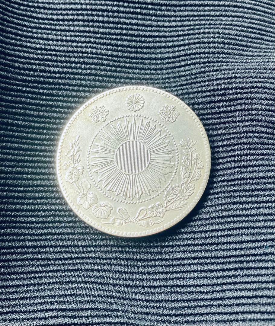 希少　欠貝圓　一圓銀貨　明治三年　貿易銀 目方26.91