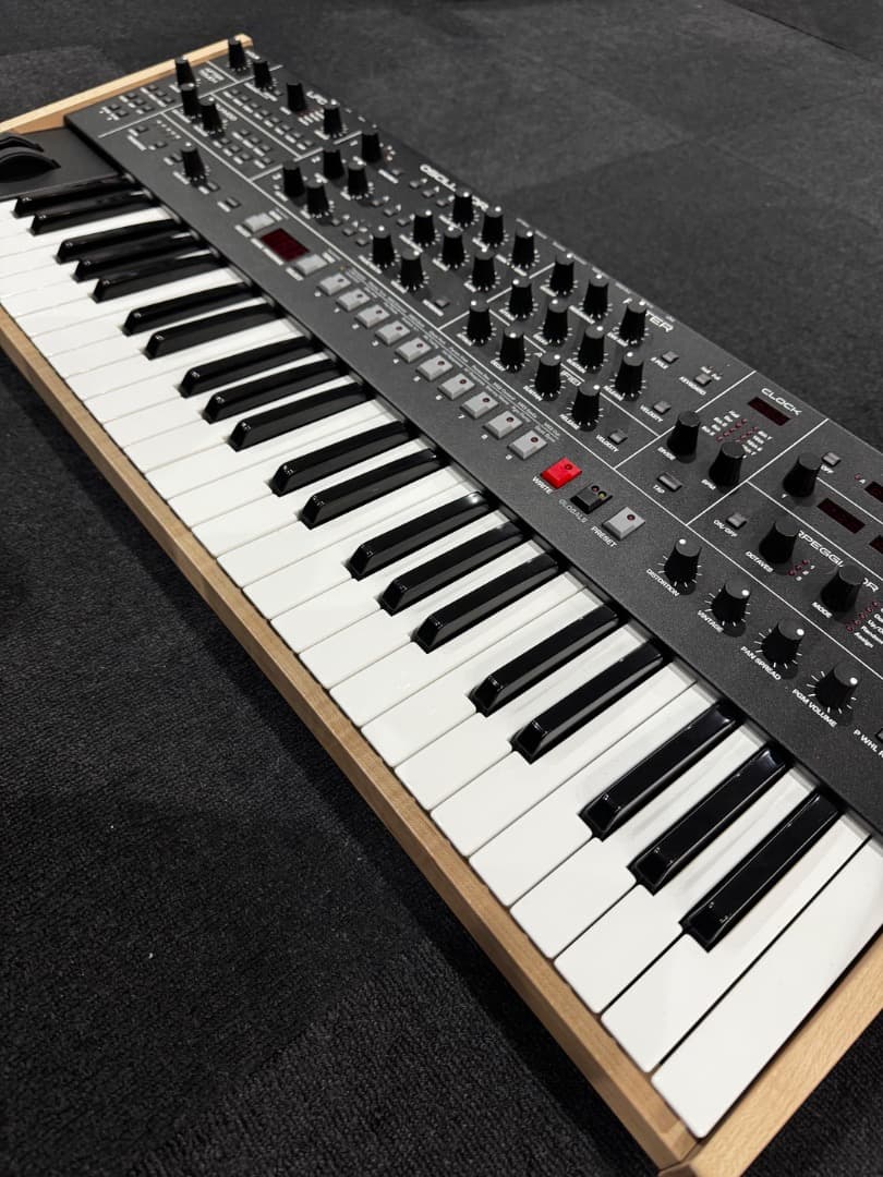 SEQUENTIAL Trigon-6 アナログシンセサイザー