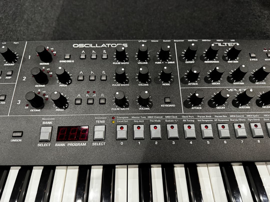 SEQUENTIAL Trigon-6 アナログシンセサイザー