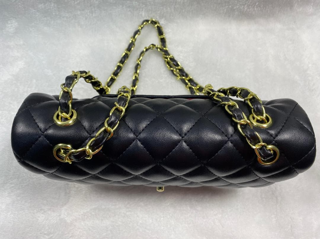 CHANEL ブラック キルティング フラップバッグ