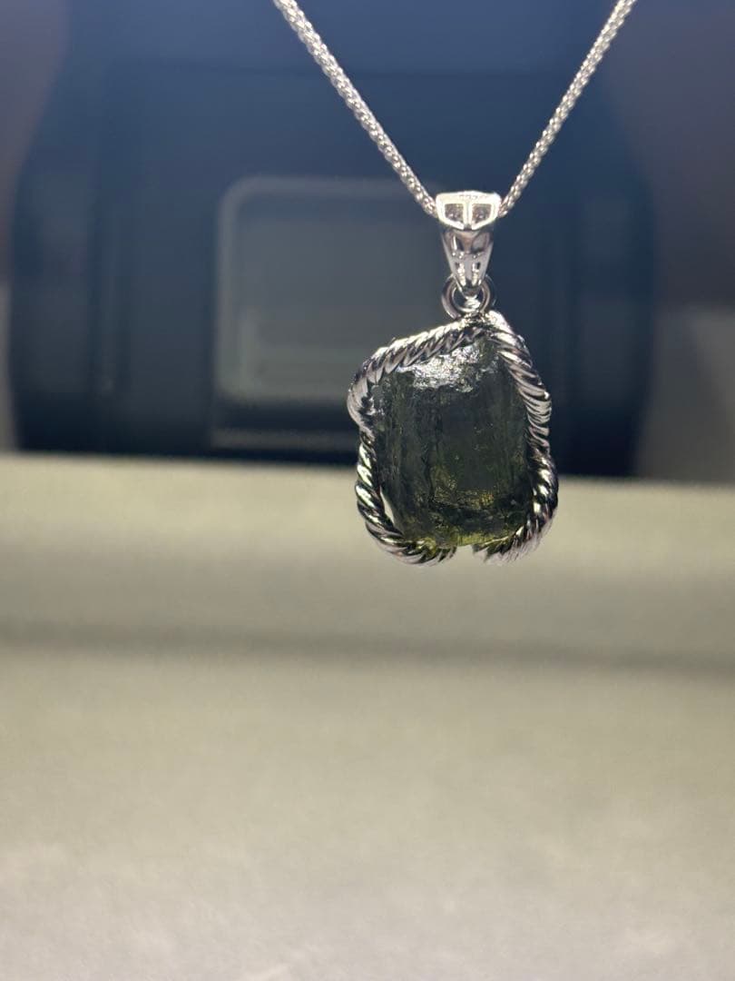 モルダバイト　ペンダント 調整できるネックレス付き
