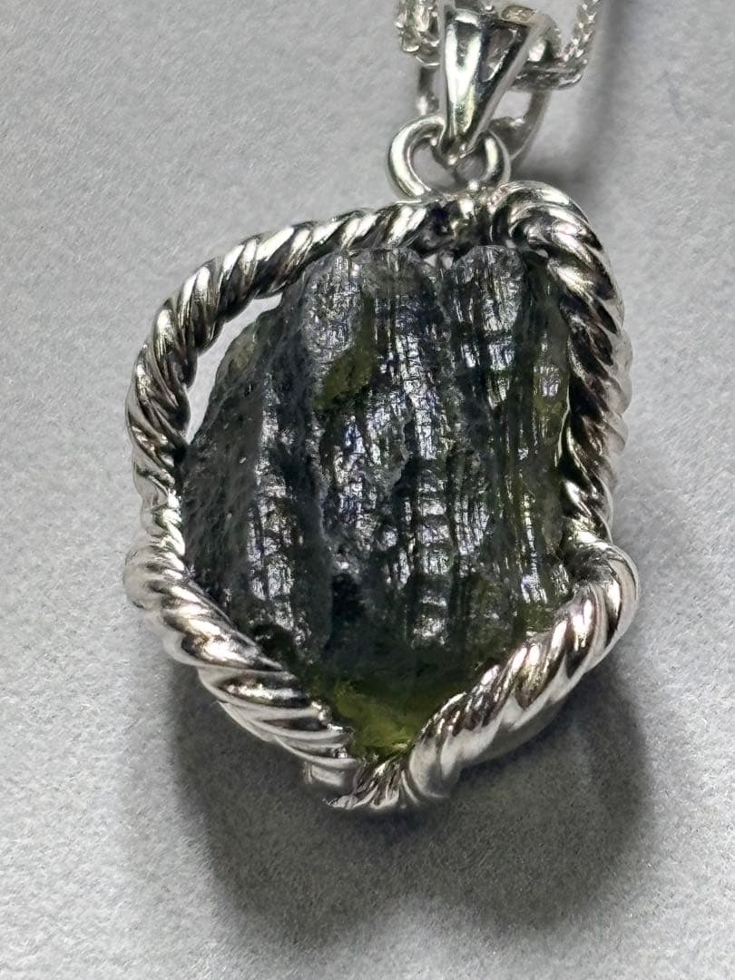 モルダバイト　ペンダント 調整できるネックレス付き