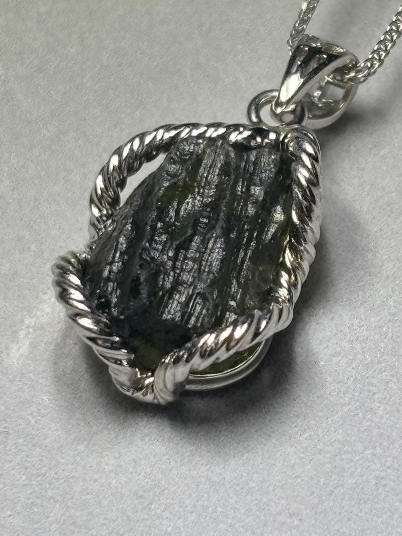 モルダバイト　ペンダント 調整できるネックレス付き