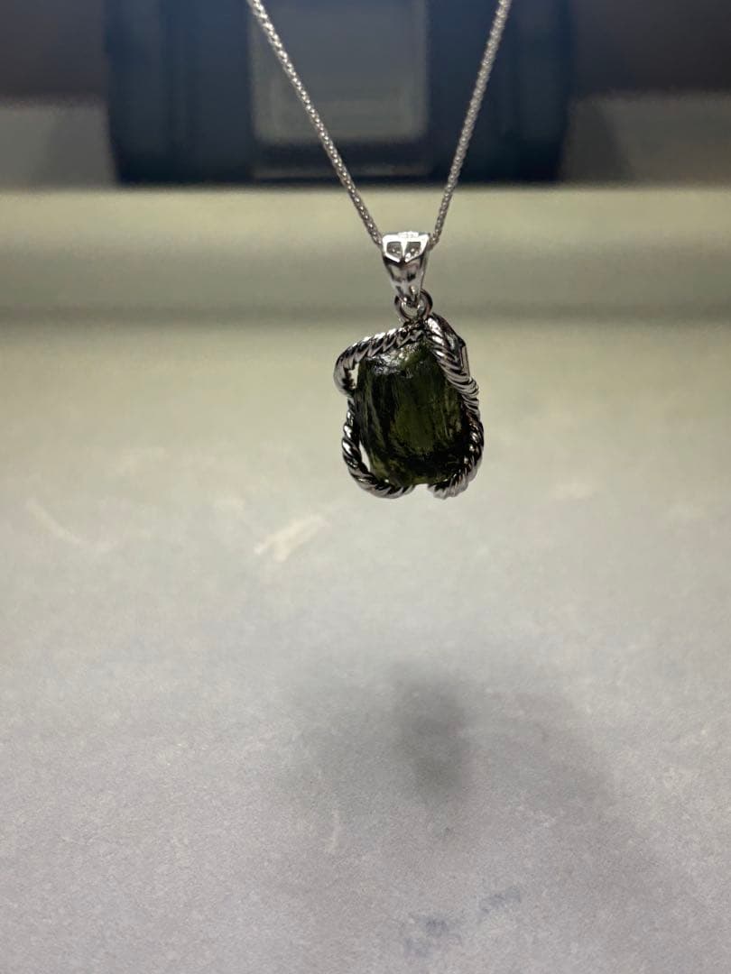 モルダバイト　ペンダント 調整できるネックレス付き