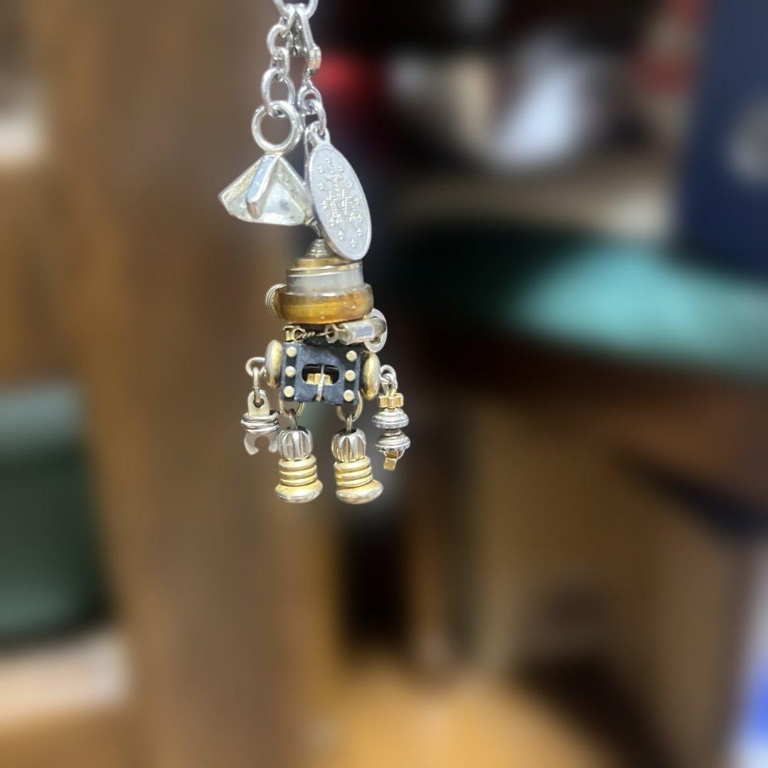 雑誌　レオンに掲載されたロボット型金属チャーム シルバー ブラック