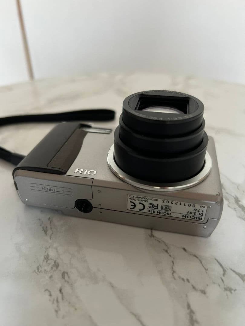 RICOH R10 コンパクトデジタルカメラ　シルバー　完動品