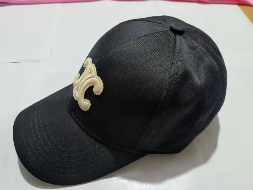 黒の刺繍ロゴベースボールキャップ