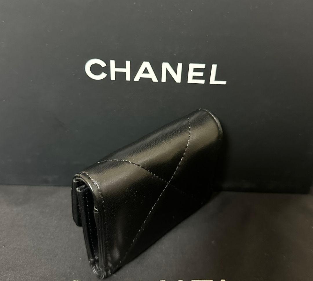 CHANEL ラムスキンレザー折り財布ブラック