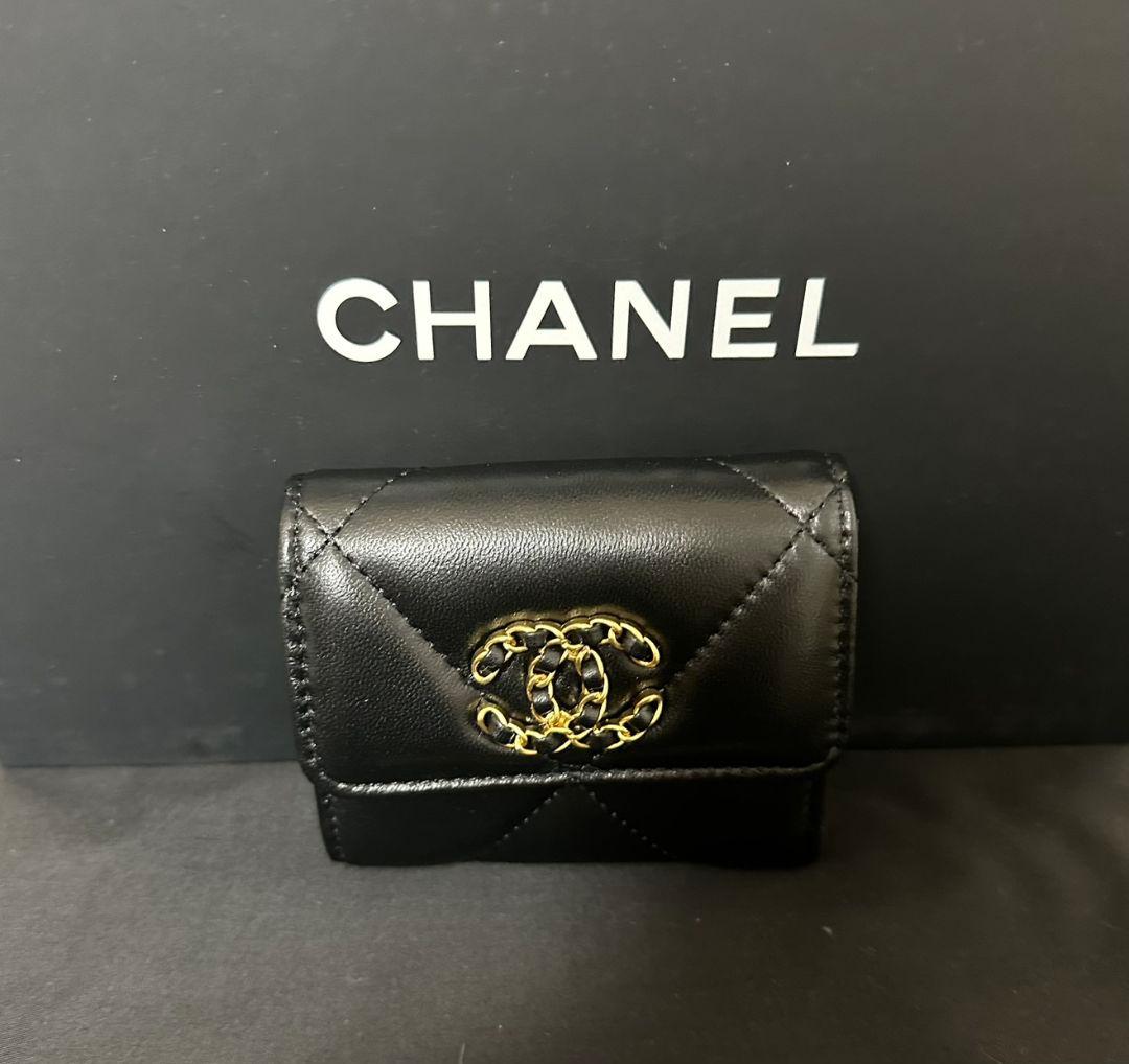 CHANEL ラムスキンレザー折り財布ブラック