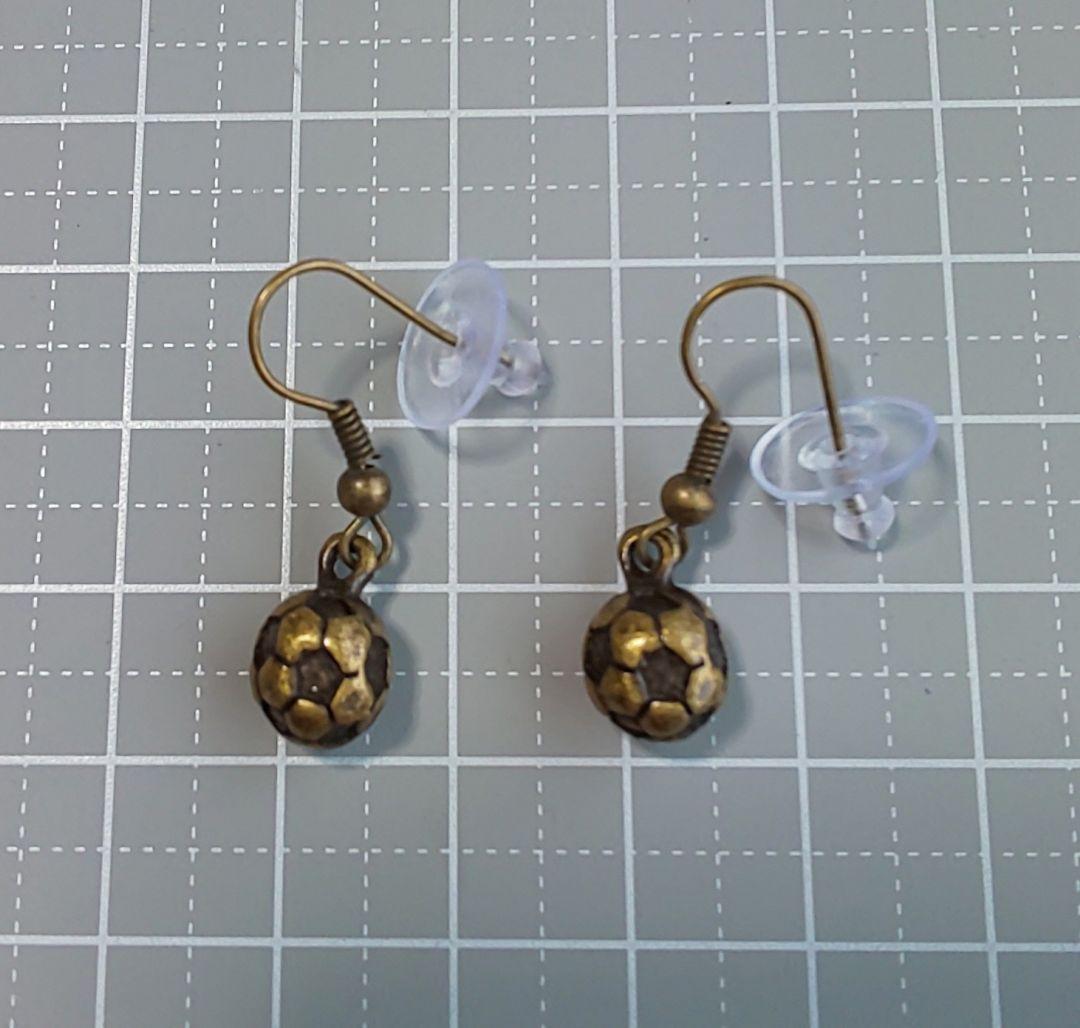 HM　ピアス　アンティークゴールド　サッカーボール