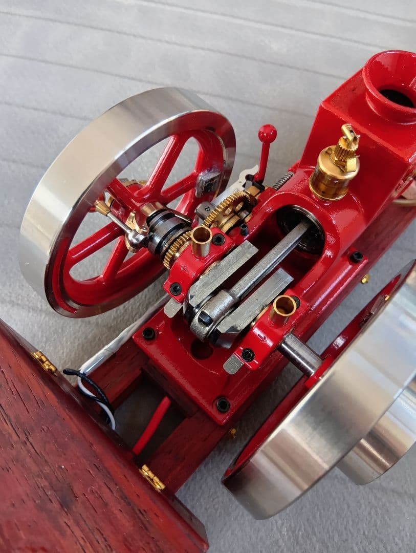 ガソリン作動のクラッシック発動機