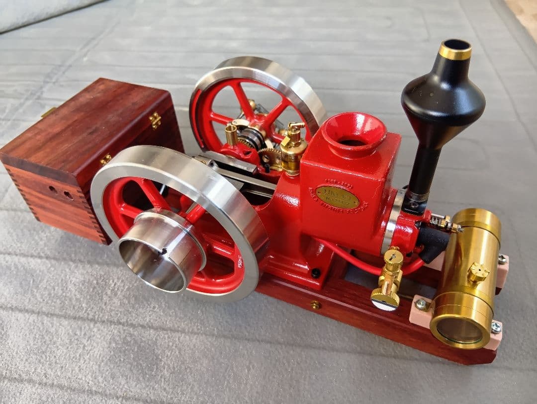 ガソリン作動のクラッシック発動機