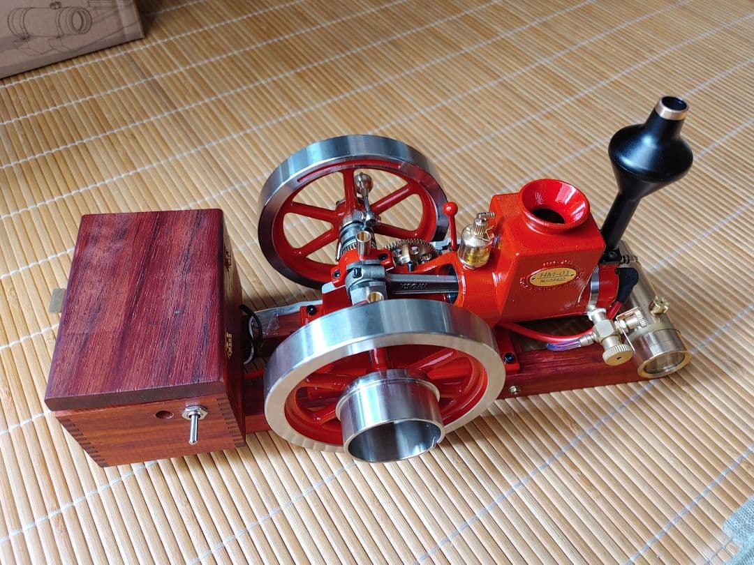 ガソリン作動のクラッシック発動機