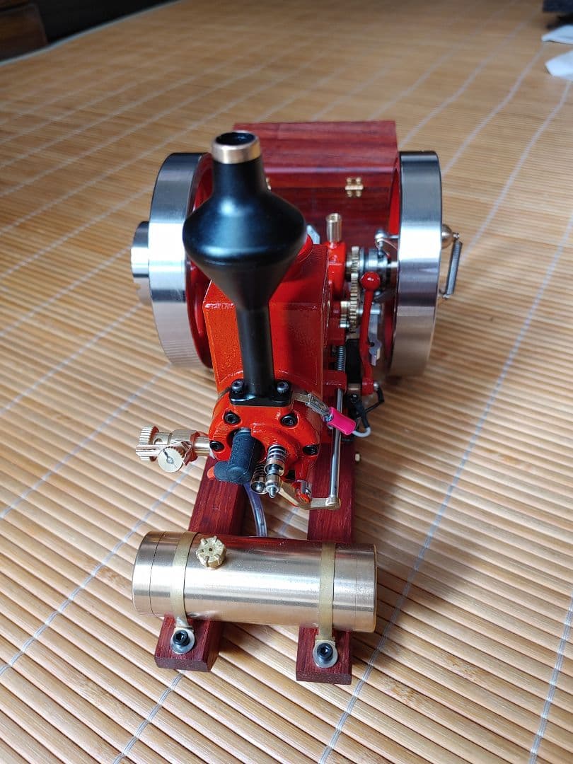 ガソリン作動のクラッシック発動機
