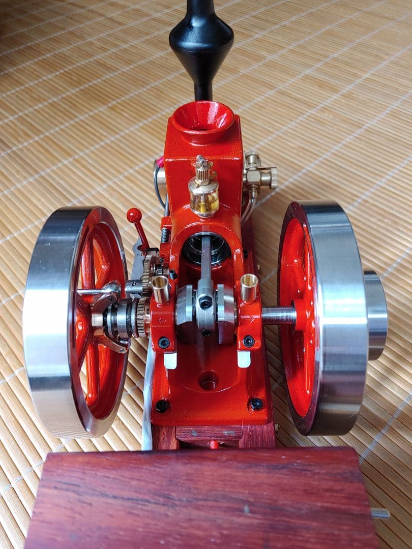 ガソリン作動のクラッシック発動機