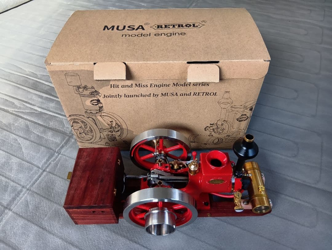 ガソリン作動のクラッシック発動機